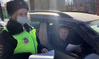 Сотрудники Госавтоинспекции разъясняют водителям правила перевозки несовершеннолетних пассажиров